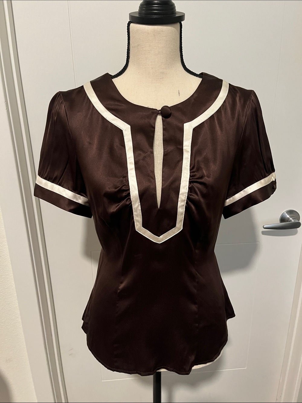 Y2K Bebe Brown White Trim Front Keyhole Silk Blend Short Sleeve Top 2000’s